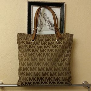 Sale🎉🎉🎉Authentic Michael Kors Large Tote Handbag